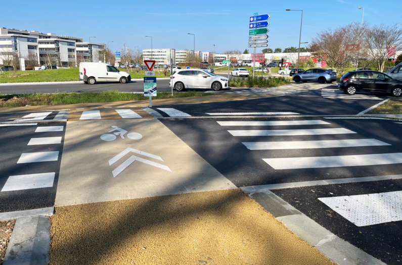 Mobilités douces carrefours hollandaise marquage panneaux Tours ESVIA (4)