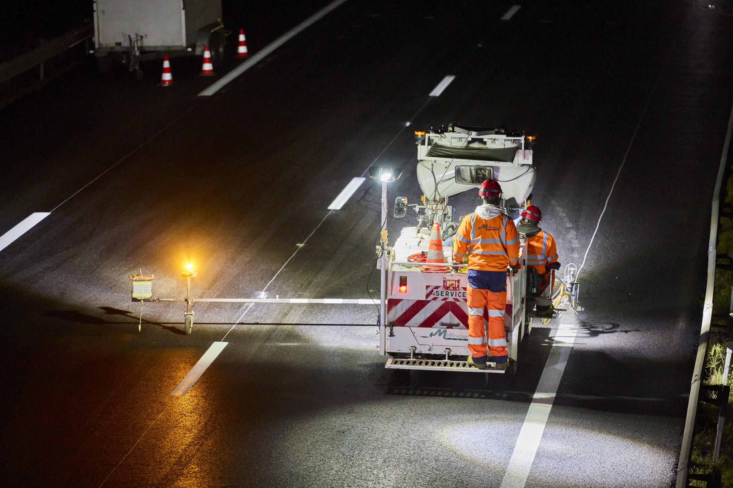 Equipe Midi Tracage de l'agence de Béziers pour du marquage au sol sur l'A61 à Carcassonne